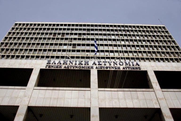 Στη ΓΑΔΑ… φοβούνται τον Ρουβίκωνα και έβαλαν λουκέτο (εικόνες)